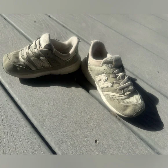 New Balance Kids Sneakers Size 10 Beige Neutral Lace Up Athletic Shoes - Picture 5 of 6